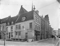 42828 Gezicht op de hoek van de Lange Nieuwstraat en de Hamburgerstraat (rechts) te Utrecht, met het koffiehuis De ...